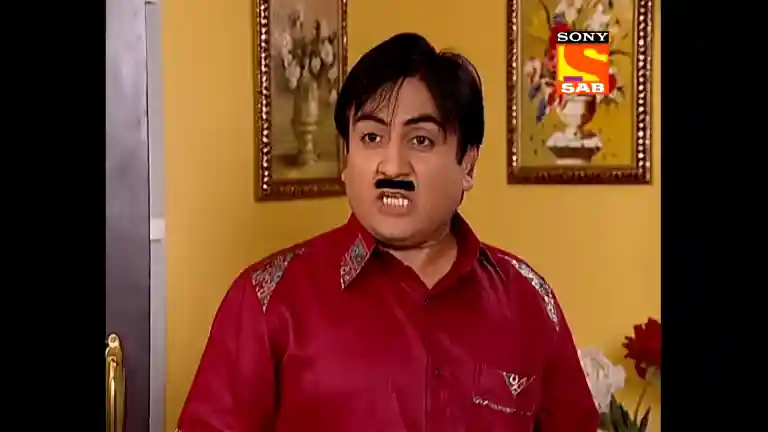 Jethalal glaring and pointing while saying Chup ho ja satvi fail, Daya Ben partly visible in the Gada living room